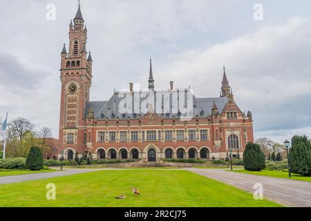 Den Haag, Niederlande - 26. April 2023: Friedenspalast in Den Haag, errichtet von der Carnegie Foundation Stockfoto