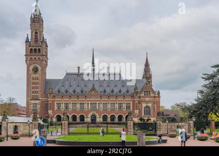 Den Haag, Niederlande - 26. April 2023: Friedenspalast in Den Haag, errichtet von der Carnegie Foundation Stockfoto