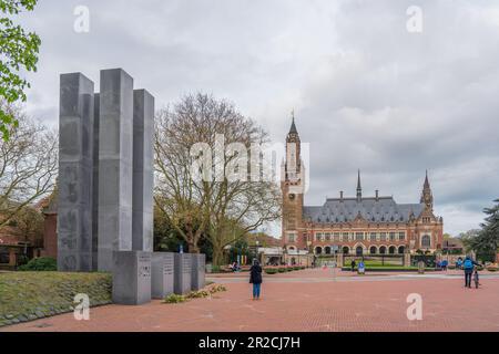 Den Haag, Niederlande - 26. April 2023: Friedenspalast in Den Haag, erbaut von der Carnegie-Stiftung mit dem denkmal herdenkingsberg Stockfoto