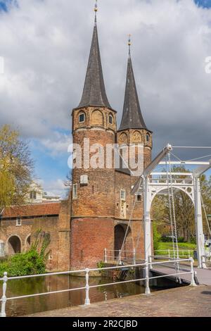 Delft, Niederlande - April 26,2023: Blick auf das Osttor von Delft, entlang des Delftse-Schie-Kanals, Niederlande. Stockfoto