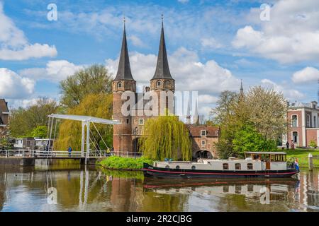 Delft, Niederlande - April 26,2023: Blick auf das Osttor von Delft, entlang des Delftse-Schie-Kanals, Niederlande. Stockfoto