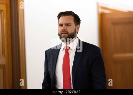 Washington, Usa. 18. Mai 2023. US-Senator J.D. Vance (Republikaner von Ohio) am Capitol Hill in Washington, DC, USA, Donnerstag, 18. Mai, 2023. Foto: Julia Nikhinson/CNP/ABACAPRESS.COM Kredit: Abaca Press/Alamy Live News Stockfoto