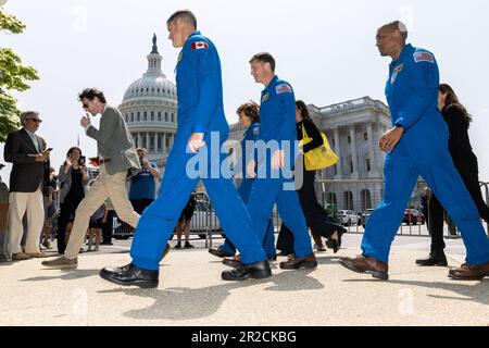 Washington, Usa. 18. Mai 2023. Die Crew der Artemis II Mission rund um den Mond, die NASA-Astronauten Reid Wiseman, Victor Glover, Christina Hammock Koch und der kanadische Weltraumorganisation Astronaut Jeremy Hansen, gehen zu einer Pressekonferenz über die Mission außerhalb des Capitol in Washington, DC, USA, Donnerstag, 18. Mai, 2023. Foto: Julia Nikhinson/CNP/ABACAPRESS.COM Kredit: Abaca Press/Alamy Live News Stockfoto