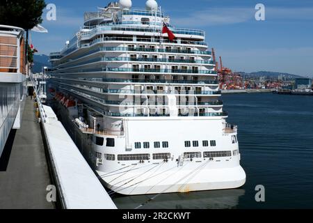 Ein riesiger Kreuzfahrtschiff steht vor der Küste von Vancouver Canada Place Flagge, die über den Pazifik fährt, segelt eine wunderschöne Aussicht auf die Stadt auf dem Wasser Canada 2023 Stockfoto