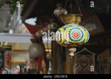 Markt mit handgefertigten traditionellen bunten türkischen Lampen und Laternen, selektiver Fokus auf Laternen, verschwommener Hintergrund, beliebte Souvenirlaternen zum Aufhängen Stockfoto