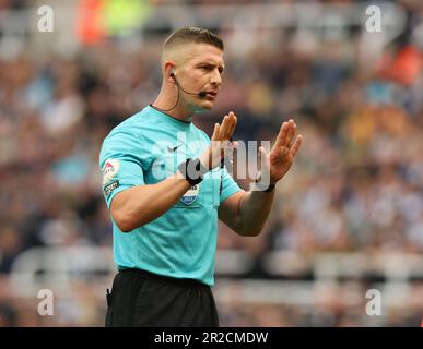 Newcastle upon Tyne, Großbritannien. 18. Mai 2023. Schiedsrichter Robert Jones während des Premier League-Spiels zwischen Newcastle United und Brighton Hove Albion in St. James' Park, Newcastle-Upon-Tyne. Das Bild sollte lauten: Nigel Roddis/Sportimage Credit: Sportimage Ltd/Alamy Live News Stockfoto