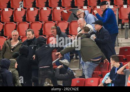 Amsterdam, Niederlande. 18. Mai 2023. AZ Alkmaar-Fans greifen West Ham-Fans nach dem Halbfinale der UEFA Conference League in der zweiten Etappe zwischen AZ Alkmaar und West Ham United im AFAS-Stadion am 18. 2023. Mai in Amsterdam an. (Foto: Daniel Chesterton/phcimages.com) Kredit: PHC Images/Alamy Live News Stockfoto