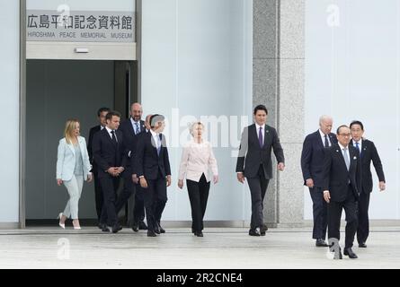 19. Mai 2023, Hiroshima, Japan: (L-R) Italienischer Ministerpräsident Giorgia Meloni, ein unbekannter Beamter, französischer Präsident Emmanuel Macron, Europäischer Ratspräsident Charles Michel, Bundeskanzler Olaf Scholz, britischer Premierminister Rishi Sunak, Präsidentin der Europäischen Kommission Ursula von der Leyen, kanadischer Premierminister Justin Bideau, US-Präsident Joe Biden, Der Bürgermeister von Hiroshima Kazumi Matsui und der japanische Premierminister Fumio Kishida gehen aus dem Friedensmuseum zu einer Blumenkranzzeremonie im Friedenspark im Rahmen des G7. Hiroshima-Gipfels am 19. Mai in Hiroshima, Japan Stockfoto