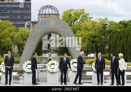 18. Mai 2023, Hiroshima, Japan: (L-R) kanadischer Premierminister Justin Trudeau, französischer Präsident Emmanuel Macron, japanischer Premierminister Fumio Kishida, US-Präsident Joe Biden, deutscher Kanzler Olaf Scholz, britischer Premierminister Rishi Sunak, Die Präsidentin der Europäischen Kommission Ursula von der Leyen auf dem Cenotaph für Atombombenopfer im Friedenspark im Rahmen des G7. Gipfels von Hiroshima, Japan, am 19. Mai 2023. (Foto von Franck Robichon/Pool) der G7. Gipfel in Hiroshima findet vom 19. Bis 21. Mai 2023 statt. (Credit Image: © POOL via ZUMA Press Wire) NUR REDAKTIONELLE VERWENDUNG! Nicht für Comm Stockfoto