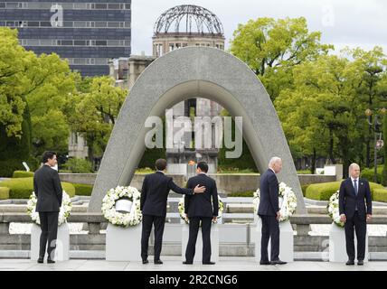 18. Mai 2023, Hiroshima, Japan: Der französische Präsident Emmanuel Macron (2-L) klopft dem japanischen Premierminister Fumio Kishida als kanadischer Premierminister Justin Trudeau (L) auf die Schulter. US-Präsident Joe Biden (2-R) und Bundeskanzler Olaf Scholz sehen während einer Blumenkranzzeremonie im Cenotaph für Atombombenopfer im Friedenspark im Rahmen des G7. Gipfels von Hiroshima am 19. Mai 2023 in Hiroshima, Japan, zu. (Foto von Franck Robichon/Pool) der G7. Gipfel in Hiroshima findet vom 19. Bis 21. Mai 2023 statt. (Credit Image: © POOL via ZUMA Press Wire) NUR REDAKTIONELLE VERWENDUNG! Nicht für den US-Handel Stockfoto