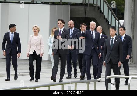 19. Mai 2023, Hiroshima, Japan: (L-R) britischer Premierminister Rishi Sunak, Präsidentin der Europäischen Kommission Ursula von der Leyen, italienischer Premierminister Giorgia Meloni, kanadischer Premierminister Justin Trudeau, Präsident des Europäischen Rates Charles Michel, französischer Präsident Emmanuel Macron, US-Präsident Joe Biden, deutscher Kanzler Olaf Scholz, Ein nicht identifizierter Beamter und der japanische Premierminister Fumio Kishida gehen aus dem Friedensdenkmal-Museum zu einer Blumenkranz-Legezeremonie im Friedenspark im Rahmen des G7. Hiroshima-Gipfels am 19. Mai 2023 in Hiroshima, Japan. (Foto von Franck Robichon / Stockfoto