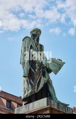 Johannes-Gutenberg-Statue In Straßburg. Die Statue wurde 1840 vom Künstler David D'Angers geschaffen. Es Ist Aus Bronze. Stockfoto