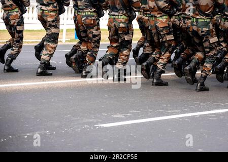 Eine Gruppe Soldaten marschiert auf der Straße Stockfoto