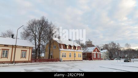 Turku, Finnland - 22. Januar 2016: Blick auf die Straße von Turku an einem Wintertag. Alte Wohnhäuser, Panoramafoto Stockfoto