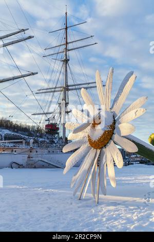 Turku, Finnland - 22. Januar 2016: Installation einer riesigen Kamillenblume an einem Wintertag, vertikales Foto Stockfoto