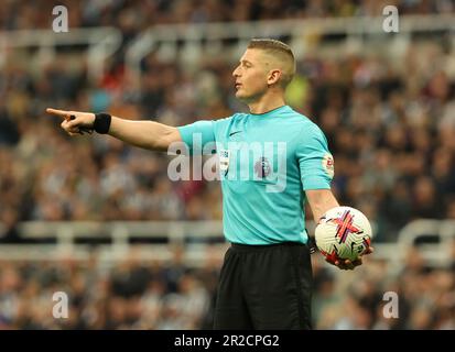 Newcastle upon Tyne, Großbritannien. 18. Mai 2023. Schiedsrichter Robert Jones während des Premier League-Spiels zwischen Newcastle United und Brighton Hove Albion in St. James' Park, Newcastle-Upon-Tyne. Das Bild sollte lauten: Nigel Roddis/Sportimage Credit: Sportimage Ltd/Alamy Live News Stockfoto