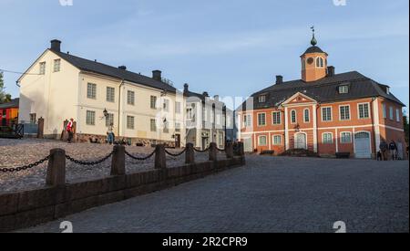 Porvoo, Finnland - 7. Mai 2016: Blick auf die Porvoo-Straße mit Rathaus. Gewöhnliche Leute laufen über den zentralen Marktplatz Stockfoto