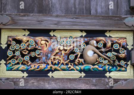 Nikko shi, Japan Mai 1 2023 - Skulptur der drei weisen Affen wird im Toshogu-Schrein gezeigt, der zum UNESCO-Weltkulturerbe gehört Stockfoto