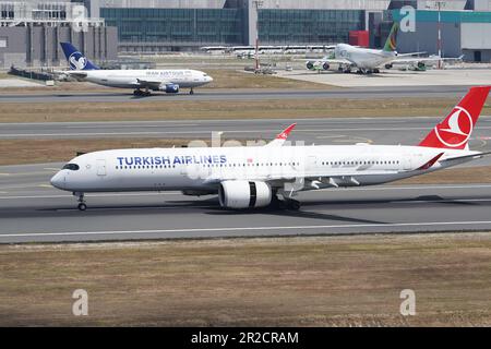 ISTANBUL, TURKIYE - 06. AUGUST 2022: Turkish Airlines Airbus 350-941 (421) Landung zum Istanbul International Airport Stockfoto