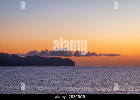 Cap de Formentor bei Sonnenaufgang. Blick von der Bucht von Pollenca, Mallorca. Wunderschöne Landschaft im Mittelmeer Stockfoto