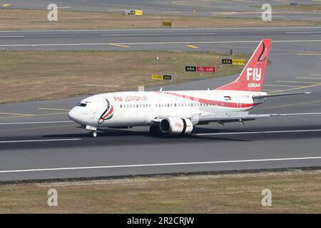 ISTANBUL, TURKIYE - 06. AUGUST 2022: Landung der FlyJordan Boeing 737-33V (29342) zum internationalen Flughafen Istanbul Stockfoto