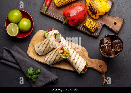 Mexikanische Küche mit Burritos mit Fleisch und gegrilltem Gemüse Stockfoto