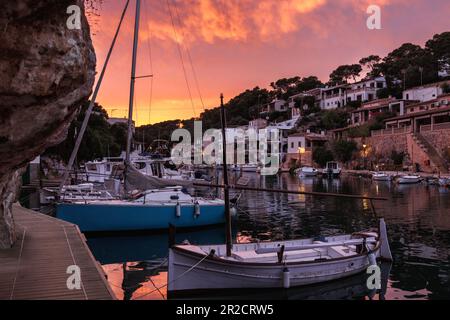 Port de Cala Figuera mit Schiffen und Booten bei Sonnenuntergang. Idyllisches Fischerdorf mit Reiseziel auf Mallorca, Spanien Stockfoto