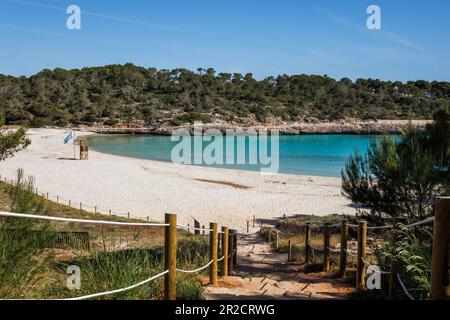Cala S'Amarador Strand mit weißem Sand und türkisfarbenem Meer in Cala Mondrago Bay auf Mallorca, Balearen, Spanien Stockfoto