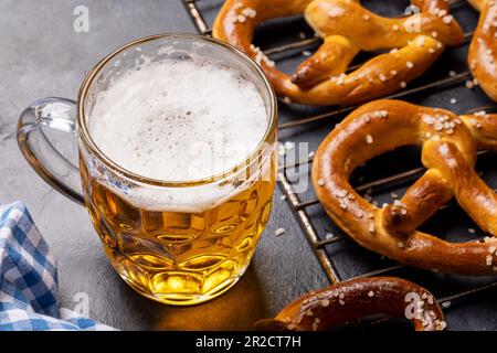 Frisch gebackene hausgemachte Brezeln und Bier vom Fass Stockfoto