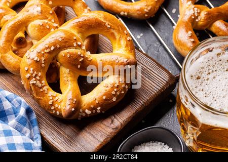 Frisch gebackene hausgemachte Brezeln und Bier vom Fass Stockfoto