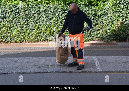 Mai 19, Mai 2023/Gemeinderatsangestellter sammelt kleine Wste von der Straße in Kastrup (Foto.Francis Joseph Dean/Dean Pictures) Stockfoto