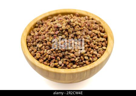Sumac-Samen. Getrocknete Sumakbeeren, isoliert auf weißem Hintergrund. Spice-Konzept. Schließen Stockfoto