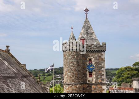 Die Rückseite des Turms des gotischen Uhrenturms am Rathaus und Guildhall in Launceston mit der stolzen kornischen Flagge. St. Piran“ Stockfoto