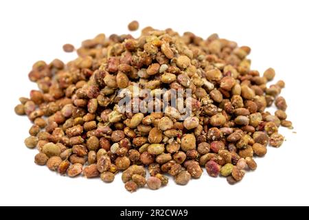 Sumac-Samen. Getrocknete Sumakbeeren, isoliert auf weißem Hintergrund. Spice-Konzept. Schließen Stockfoto
