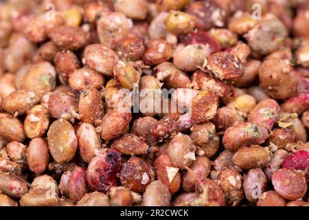 Sumac-Samen. Getrocknete Sumakbeeren, isoliert auf weißem Hintergrund. Gewürzkonzept. Lebensmittelhintergrund. Schließen Stockfoto