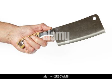 Männerhand, die das Fleischbeil isoliert auf weißem Hintergrund hält. Küchenmesser aus Edelstahl oder Fleischerbeil in der Hand, Nahaufnahme Stockfoto