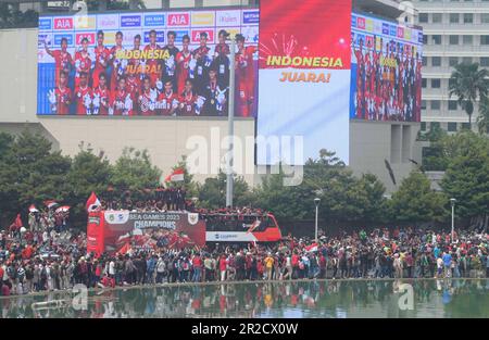 Jakarta, Indonesien. 19. Mai 2023. Die indonesische Fußballnationalmannschaft U22 feiert mit Fans in einem Bus während einer Siegesparade in Jakarta, Indonesien, am 19. Mai 2023. Die indonesische Fußballnationalmannschaft U22 gewann am Dienstag bei den Spielen in Südostasien 2023 in Kambodscha die Goldmedaille. Es war das Ende einer 32-jährigen Goldmedaille für Indonesien, das seinen dritten FUSSBALLTITEL BEI DEN SEA Games gewann, jedoch erstmals seit 1991. Kredit: Zulkarnain/Xinhua/Alamy Live News Stockfoto