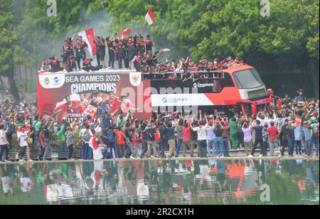 Jakarta, Indonesien. 19. Mai 2023. Die indonesische Fußballnationalmannschaft U22 feiert mit Fans in einem Bus während einer Siegesparade in Jakarta, Indonesien, am 19. Mai 2023. Die indonesische Fußballnationalmannschaft U22 gewann am Dienstag bei den Spielen in Südostasien 2023 in Kambodscha die Goldmedaille. Es war das Ende einer 32-jährigen Goldmedaille für Indonesien, das seinen dritten FUSSBALLTITEL BEI DEN SEA Games gewann, jedoch erstmals seit 1991. Kredit: Zulkarnain/Xinhua/Alamy Live News Stockfoto