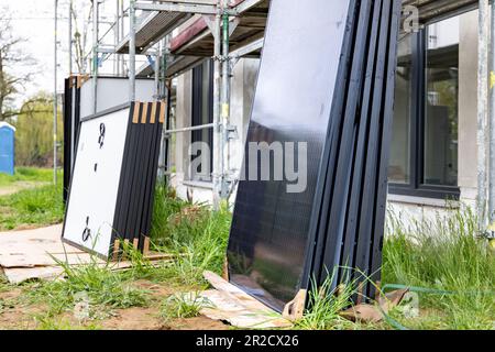 Mehrere Solarpaneele auf einer Baustelle vor der Installation Stockfoto