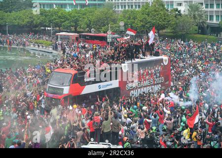 Jakarta, Indonesien. 19. Mai 2023. Die indonesische Fußballnationalmannschaft U22 feiert mit Fans in einem Bus während einer Siegesparade in Jakarta, Indonesien, am 19. Mai 2023. Die indonesische Fußballnationalmannschaft U22 gewann am Dienstag bei den Spielen in Südostasien 2023 in Kambodscha die Goldmedaille. Es war das Ende einer 32-jährigen Goldmedaille für Indonesien, das seinen dritten FUSSBALLTITEL BEI DEN SEA Games gewann, jedoch erstmals seit 1991. Kredit: Zulkarnain/Xinhua/Alamy Live News Stockfoto