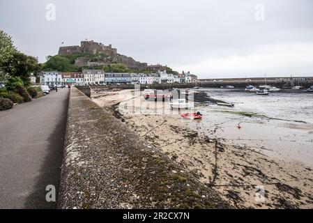 Mont Orgueil (Französisch für „Mount Pride“) ist ein Schloss in Jersey mit Blick auf den Hafen von Gorey; ein Hafen an der Ostküste der Insel. Stockfoto