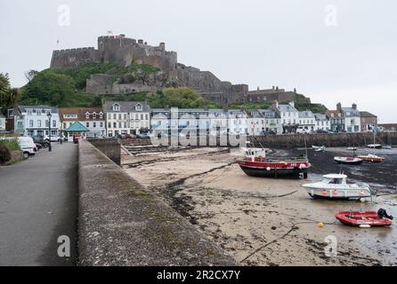 Mont Orgueil (Französisch für „Mount Pride“) ist ein Schloss in Jersey mit Blick auf den Hafen von Gorey; ein Hafen an der Ostküste der Insel. Stockfoto