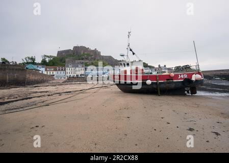 Mont Orgueil (Französisch für „Mount Pride“) ist ein Schloss in Jersey mit Blick auf den Hafen von Gorey; ein Hafen an der Ostküste der Insel. Stockfoto