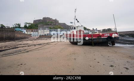 Mont Orgueil (Französisch für „Mount Pride“) ist ein Schloss in Jersey mit Blick auf den Hafen von Gorey; ein Hafen an der Ostküste der Insel. Stockfoto