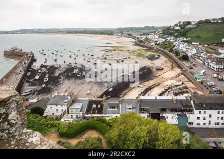 Mont Orgueil (Französisch für „Mount Pride“) ist ein Schloss in Jersey mit Blick auf den Hafen von Gorey; ein Hafen an der Ostküste der Insel. Stockfoto