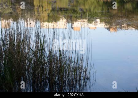 Jezioro Winiary - Gniezno, Polen - Wasserreflexionen, Wohnhaus aus Beton, in einem See reflektiert. Stockfoto