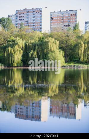 Jezioro Winiary - Gniezno, Polen - Wasserreflexionen, Wohnhaus aus Beton, in einem See reflektiert. Stockfoto