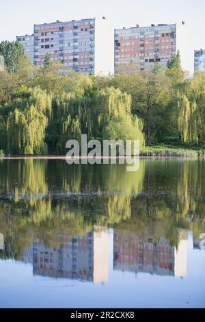 Jezioro Winiary - Gniezno, Polen - Wasserreflexionen, Wohnhaus aus Beton, in einem See reflektiert. Stockfoto