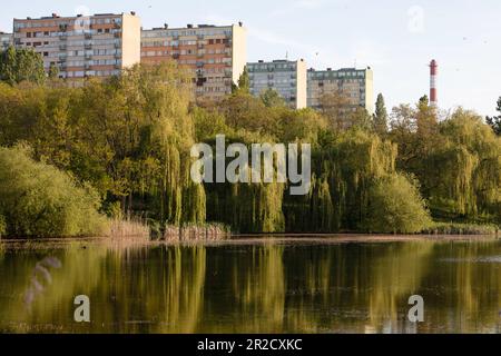 Jezioro Winiary - Gniezno, Polen - Wasserreflexionen, Wohnhaus aus Beton, in einem See reflektiert. Stockfoto