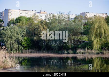 Jezioro Winiary - Gniezno, Polen - Wasserreflexionen, Wohnhaus aus Beton, in einem See reflektiert. Stockfoto